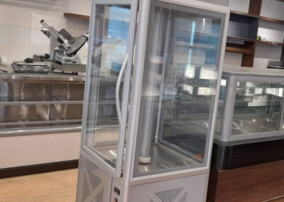 Vitrine, Blacões, vitrine giratória, vitrine para açougues, geladeiras verticais, gôndolas, mesas de autosserviço, balcões, Câmara frigorífica,