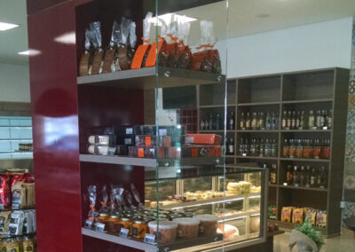 Vitrine, Blacões, vitrine giratória, vitrine para açougues, geladeiras verticais, gôndolas, mesas de autosserviço, balcões, Câmara frigorífica,