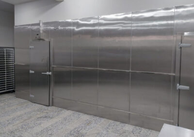 Vitrine, Blacões, vitrine giratória, vitrine para açougues, geladeiras verticais, gôndolas, mesas de autosserviço, balcões, Câmara frigorífica,
