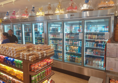 Vitrine, Blacões, vitrine giratória, vitrine para açougues, geladeiras verticais, gôndolas, mesas de autosserviço, balcões, Câmara frigorífica,