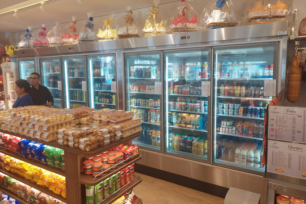 Vitrine, Blacões, vitrine giratória, vitrine para açougues, geladeiras verticais, gôndolas, mesas de autosserviço, balcões, Câmara frigorífica,