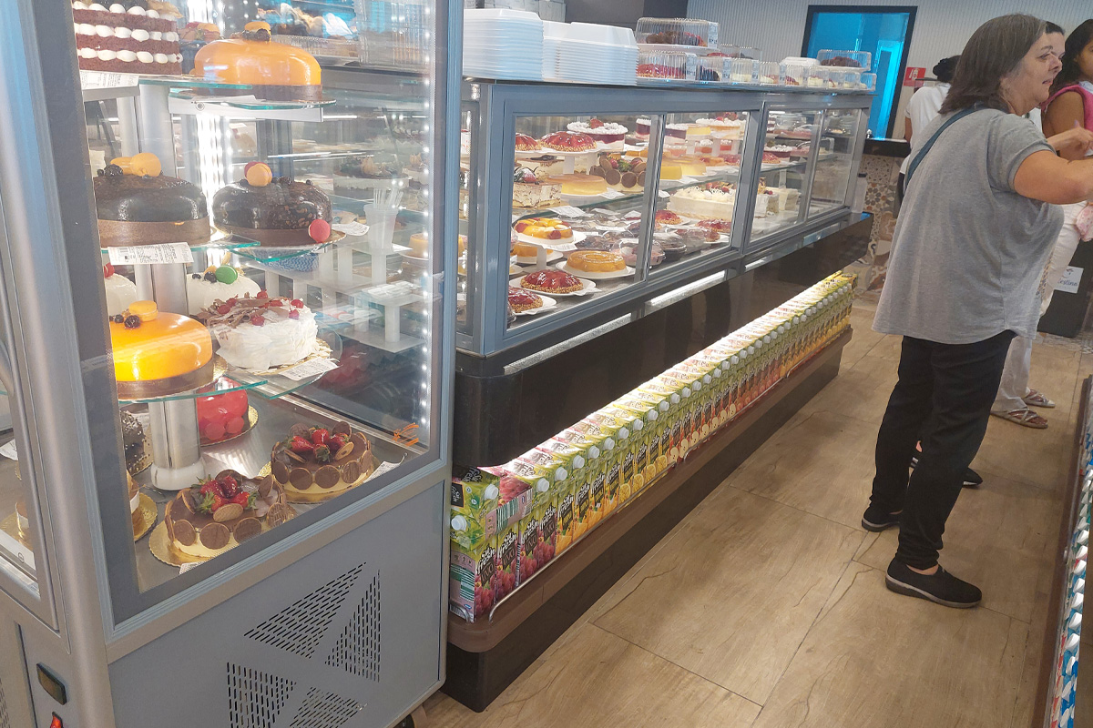 Vitrine, Blacões, vitrine giratória, vitrine para açougues, geladeiras verticais, gôndolas, mesas de autosserviço, balcões, Câmara frigorífica,