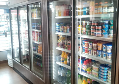 Vitrine, Blacões, vitrine giratória, vitrine para açougues, geladeiras verticais, gôndolas, mesas de autosserviço, balcões, Câmara frigorífica,