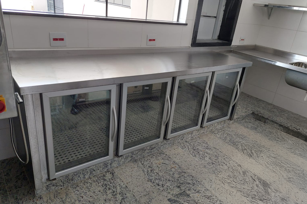 Vitrine, Blacões, vitrine giratória, vitrine para açougues, geladeiras verticais, gôndolas, mesas de autosserviço, balcões, Câmara frigorífica,